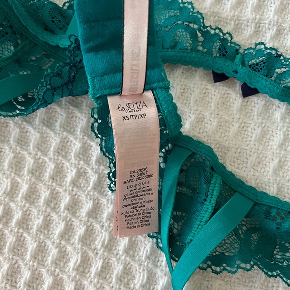 La Senza ‘Perfectly Me’ XS garter belt in teal lace - Picture 3 of 3